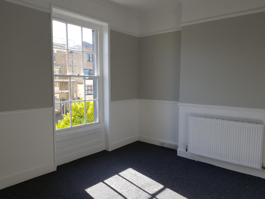 Lot: 75 - OFFICES WITH FLAT BELOW - Ground floor office suite with sash window